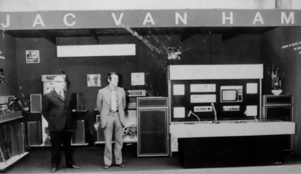 Historische bedrijfsfoto met automaten onder de naam Jac van Ham